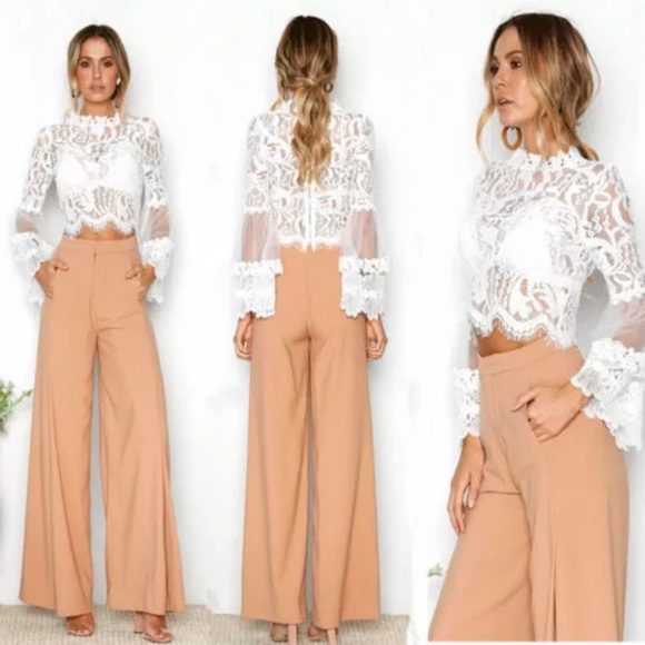 💕Sale💕Gracie Lace bell sleeve top - Picture 1 of 8